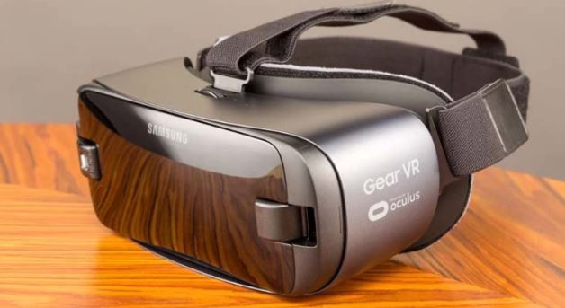 Kính thực tế ảo Samsung Gear VR. Khác với các thiết bị VR khác, kính VR của Samsung sử dụng các smartphone Galaxy để làm thiết bị xử lý hình ảnh và âm thanh cũng như ứng dụng, thay vì hoạt động độc lập.