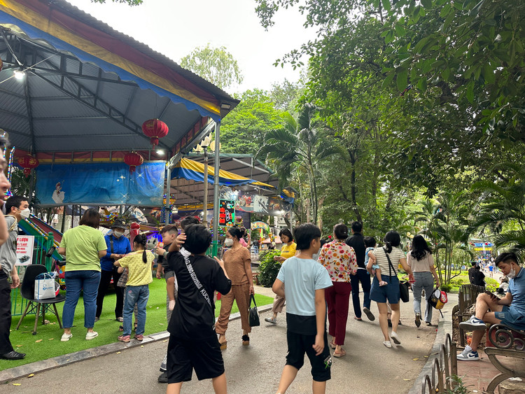 Giá vé vào cổng công viên Thủ Lệ Hà Nội hiện nay là 30.000 đồng/vé/người đối với người lớn và 20.000 đồng/vé/người đối với trẻ em. Giờ mở cửa từ 7 giờ đến 18 giờ tất cả các ngày trong tuần.