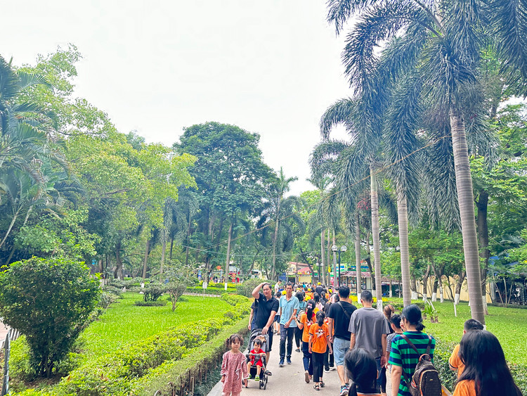 Đa số là những gia đình có con nhỏ, tuy nhiên cũng có nhiều bạn học sinh, sinh viên và các bạn trẻ tranh thủ ngày cuối tuần thời tiết đẹp để vào vườn thú tham quan.