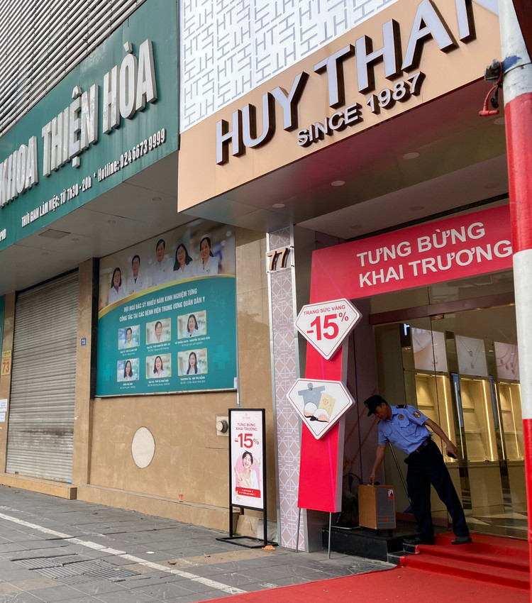 PV đã dò hỏi cửa hàng bên cạnh về việc đóng cửa của phòng khám, người bảo vệ chia sẻ: &quot;Chú thấy phòng khám đã đóng cửa được hơn một tuần nay, không thấy tiếp đón khách hàng. Trước đây vào khung giờ làm việc, rất nhiều bệnh nhân đến đây khám chữa bệnh. Thi thoảng chỉ thấy mấy ông bảo vệ tòa nhà đến thay ca nhau rồi lại đóng cửa đi về&quot;.