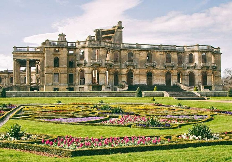 Witley Court &amp; Gardens (Anh) nằm trong số những dinh thự bỏ hoang đẹp nhất thế giới. Dinh thự được xây dựng vào thế kỷ 17 và được tu sửa lại vào thế kỷ 19 khi có chủ mới. Dinh thự từng là nơi sinh sống của nhiều hộ gia đình thượng lưu. Tuy nhiên, Witley Court &amp; Gardens gặp phải một trận hỏa hoạn, khiến nơi này biến thành đống đổ nát vào năm 1937. Hiện tại, dinh thự đã được tu sửa, mở cửa cho du khách đến tham quan, chiêm ngưỡng những khu vườn, sân golf... Ảnh: Guide2.