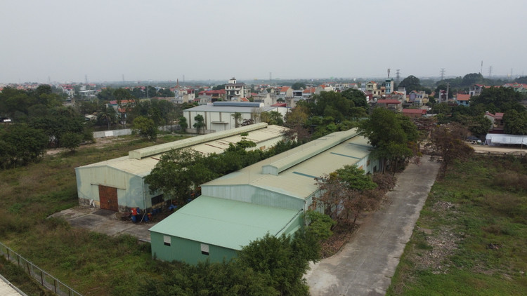 Các nhà xưởng bên trong khu đất của Công ty CDS tại thôn Kiều Thị, xã Thắng Lợi, huyện Thường Tín.
