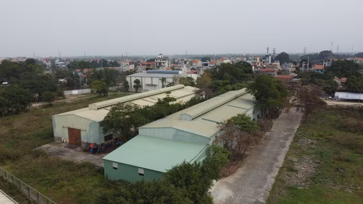 Các nhà xưởng bên trong khu đất của Công ty CDS tại thôn Kiều Thị, xã Thắng Lợi, huyện Thường Tín. Các nhà xưởng bên trong khu đất của Công ty CDS tại thôn Kiều Thị, xã Thắng Lợi, huyện Thường Tín.