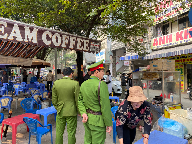 Những ngày này, thực hiện theo kế hoạch của Ban Chỉ đạo 197 TP Hà Nội ban hành kế hoạch về tổng kiểm tra, xử lý vi phạm trật tự, an toàn giao thông, trật tự đô thị, trật tự công cộng trên địa bàn năm 2023. Trên nhiều tuyến phố, khu vực, lực lượng chức năng ra quân xử lý lấn chiếm vỉa hè ở một số khu vực trên địa bàn thành phố Hà Nội.