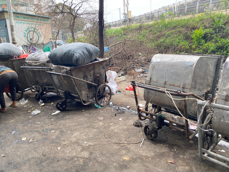 Khu vực tập kết rác sinh hoạt không được vệ sinh kỹ càng gây mùi khó chịu.