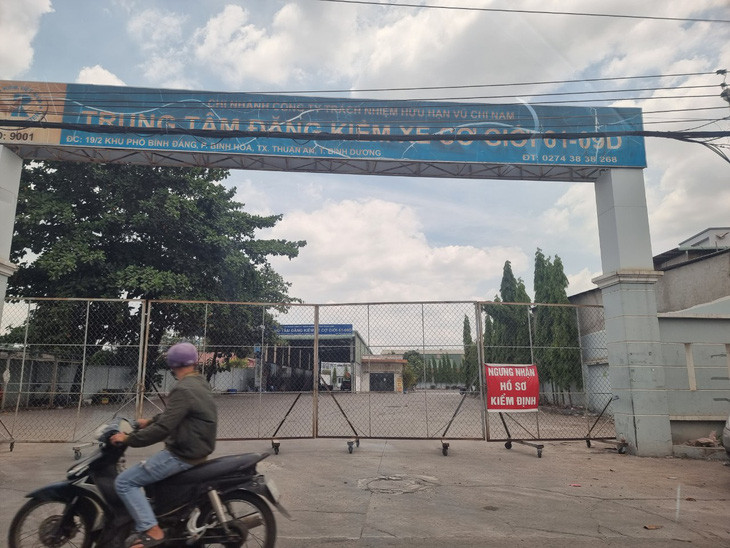 Trung tâm đăng kiểm 61-09D tại thành phố Thuận An, tỉnh Bình Dương bị khám xét ngày 28-3 - Ảnh: TTO