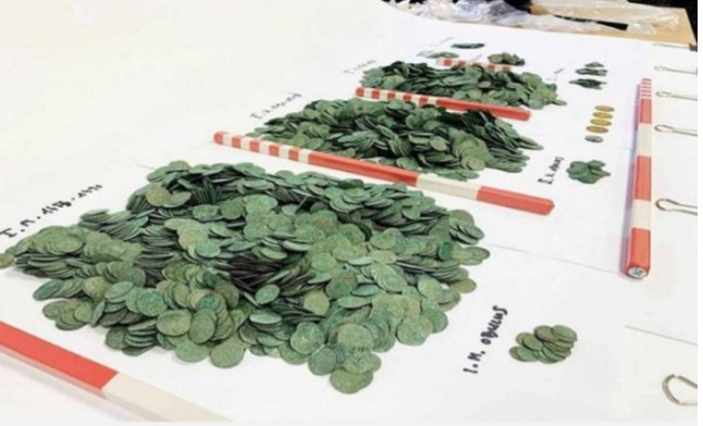 Người đàn ông tìm thấy một vại tiền xu cổ khi đang đào đất. (Ảnh: Dailymail)