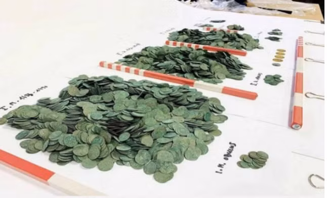 Người đàn ông tìm thấy một vại tiền xu cổ khi đang đào đất. (Ảnh: Dailymail)