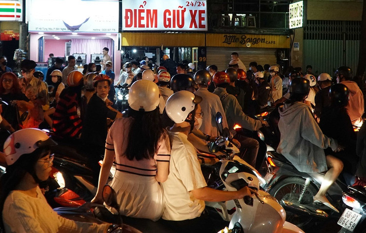 Các bãi gửi xe gần phố đi bộ đông kín người dịp Tết Nguyên đán. Ảnh: Anh Nhàn.