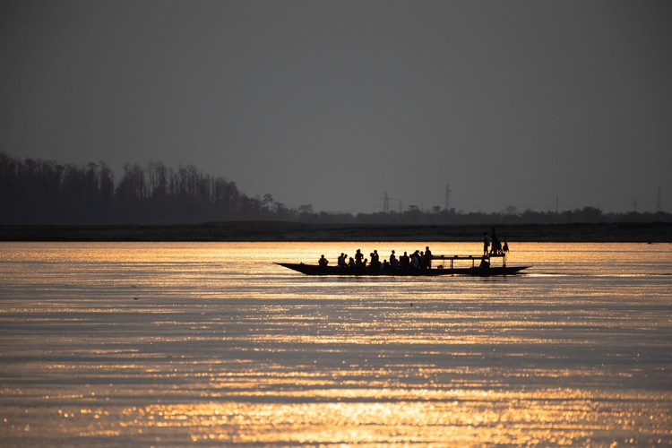 Sông Brahmaputra là con sông dài thứ 6 ở châu Á, chảy qua Ấn Độ, Bangladesh và Tây Tạng (Trung Quốc). Con sông bắt nguồn từ hồ Mansarovar và nằm ở phía bắc của dãy Himalaya, có chiều dài 3.848 km. Người bản địa Ấn Độ và Bangladesh phụ thuộc vào con sông này. Vùng Kamrup, hồ Maijan, The Twin Rock, Accoland là các điểm thu hút khách du lịch. Ảnh: Mayuresh Hendre.