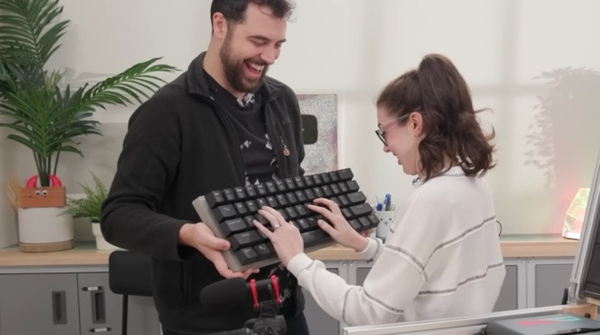 Mẫu laptop tự chế sử dụng bàn phím cơ Redragon K605 siêu lớn, trong khi touchpad đến từ hãng LTC, có kích thước tương đương màn hình tablet cỡ nhỏ. Mẫu laptop tự chế sử dụng bàn phím cơ Redragon K605 siêu lớn, trong khi touchpad đến từ hãng LTC, có kích thước tương đương màn hình tablet cỡ nhỏ.