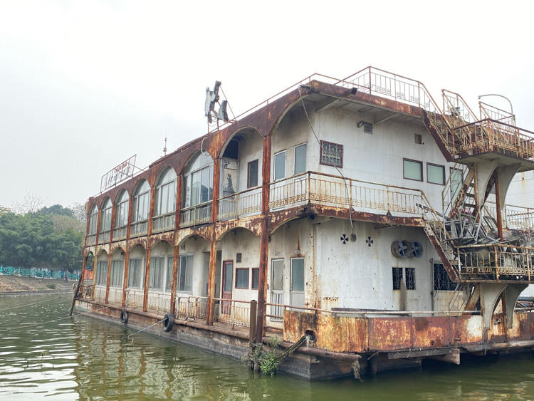 Năm 2016, sau khi thành phố Hà Nội ra quyết định dừng hoạt động kinh doanh đối với các nhà thuyền nổi hoạt động trên hồ Tây do không đảm bảo các điều kiện về môi trường, phòng cháy chữa cháy, an toàn giao thông. Đầu năm 2017, khu vực Đầm Bảy nằm sát phố Nhật Chiêu (phường Nhật Tân, Tây Hồ) trở thành bến neo đậu hàng loạt các nhà thuyền nổi.