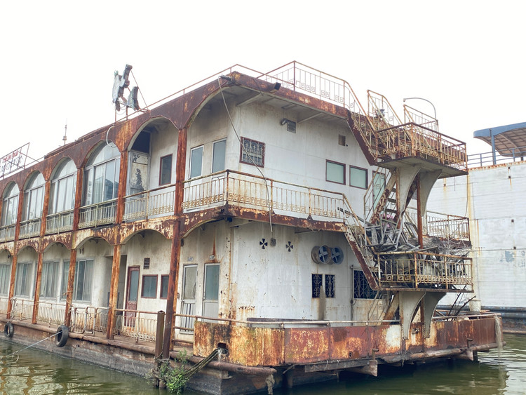 Từ đó, những chiếc thuyền này làm mất mỹ quan đô thị ảnh hưởng tới cảnh quan Hồ Tây (quận Tây Hồ, Hà Nội).