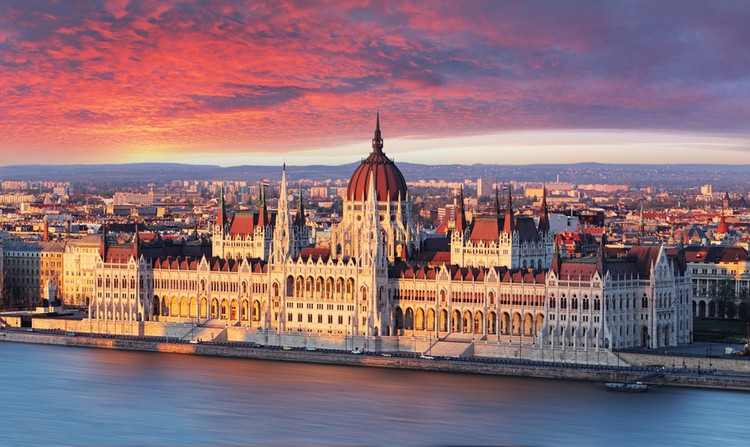 Budapest (Hungary) có vô số điểm tham quan thú vị nằm rải rác trong thành phố. Kiến trúc của Budapest cực kỳ ấn tượng, được kết hợp giữa các kiến trúc Gothic, Baroque và nhiều kiểu phong cách khác. Ảnh: Time Out.