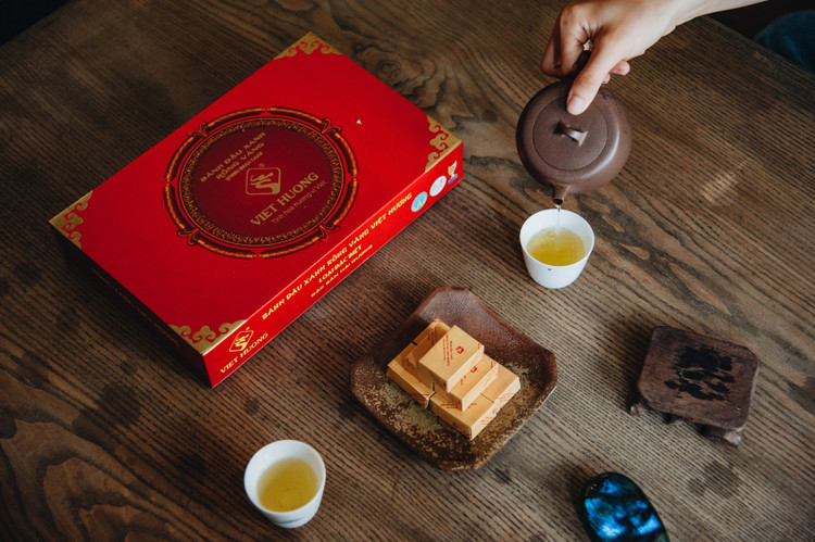 Bánh đậu xanh được dùng cùng với với nước chè, tạo nên một hương vị ngọt thanh, không gắt cổ và mùi thơm nồng nàn. Bánh được cắt thành từng miếng vuông nhỏ, gói trong giấy bạc gọn gàng. Hộp đựng bánh đậu xanh thường có màu vàng hoặc màu đỏ, mang theo ý nghĩa may mắn nên rất thích hợp để làm quà Tết đặc sản miền Bắc.