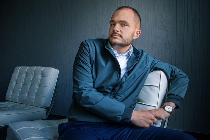 Michal Strnad 30 tuổi, quốc tịch Cộng hòa Séc, giá trị ròng: 2 tỷ USD. Tập đoàn Czechoslovak Group của Michal Strnad là một trong những nhà cung cấp đạn dược, thiết bị mặt đất và thiết bị pháo binh lớn nhất cho quân đội Ukraine, chứng kiến doanh thu tăng gấp đôi lên 620 triệu USD trong nửa đầu năm 2022. Michal Strnad nắm toàn quyền kiểm soát doanh nghiệp vào năm 2018 từ tay cha mình là ông Jaroslav Strnad.