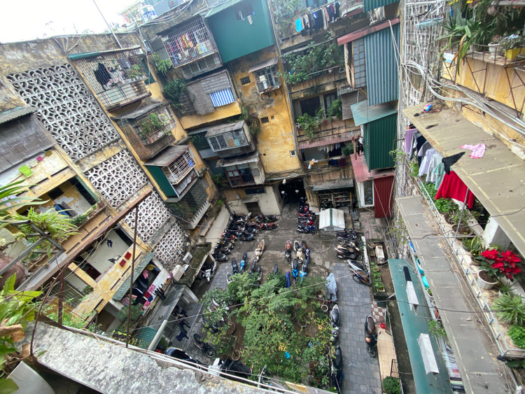 Toàn cảnh không gian chung trong khu tập thể chật chội.