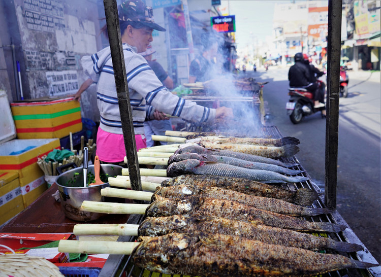 Một trong những món mặn khác cũng được nhiều gia đình phía nam cúng vía Thần Tài là món cá lóc nướng trui. Không khó để tìm thấy những hàng quán bán cá lóc nướng trui ở TP.HCM hoạt động hết công suất, tấp nập khách xếp hàng vào ngày mùng 10 tháng Giêng - Ảnh:laodong