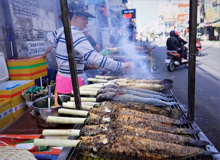 Một trong những món mặn khác cũng được nhiều gia đình phía nam cúng vía Thần Tài là món cá lóc nướng trui. Không khó để tìm thấy những hàng quán bán cá lóc nướng trui ở TP.HCM hoạt động hết công suất, tấp nập khách xếp hàng vào ngày mùng 10 tháng Giêng - Ảnh:laodong