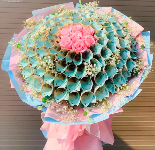 Những bó hoa làm từ tiền thật cũng nằm trong danh sách những món quà độc đáo cho dịp 14/2 năm nay - Ảnh:internet.