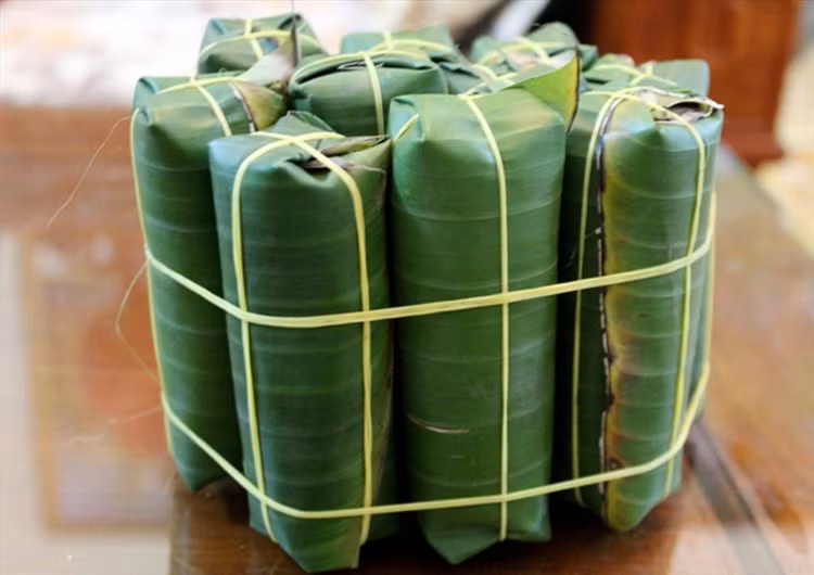 Điểm khác biệt lớn nhất giữa món đặc sản này chính là hương vị của lá đinh lăng. Mùi hương đặc trưng này kết nối hương vị của từng nguyên liệu bên trong, tạo nên một sự bùng nổ về vị giác cho người thưởng thức - Ảnh:bachhoaxanh.