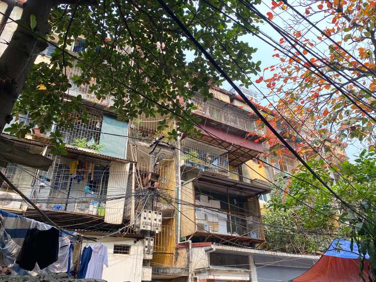 Trong Chương trình phát triển nhà ở TP Hà Nội (giai đoạn 2021 -2030) dự kiến hoàn thành phá dỡ trong quý III/2023 để cải tạo xây dựng lại có 10 khu tập thể cũ. Cụ thể, 6 khu có tính khả thi cao như: Kim Liên, Trung Tự, Khương Thượng, Thanh Xuân Bắc, Thanh Xuân Nam, Nghĩa Tân và 4 khu có nhà nguy hiểm cấp D: Giảng Võ, Thành Công, Ngọc Khánh, Bộ Tư pháp. - Ảnh:T.Huy