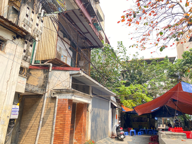 Khoảng sân dưới khu tập thể được người dân tận dụng để làm quán ăn bất chấp những cảnh báo của chính quyền.