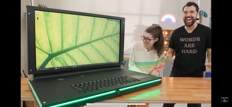 Kênh YouTube Evan and Katelyn đã chia sẻ dự án chế tạo chiếc laptop lớn nhất thế giới, kích thước màn hình 43 inch - Ảnh chụp màn hình. Nguồn: Evan và Kateyn. Kênh YouTube Evan and Katelyn đã chia sẻ dự án chế tạo chiếc laptop lớn nhất thế giới, kích thước màn hình 43 inch - Ảnh chụp màn hình. Nguồn: Evan và Kateyn.
