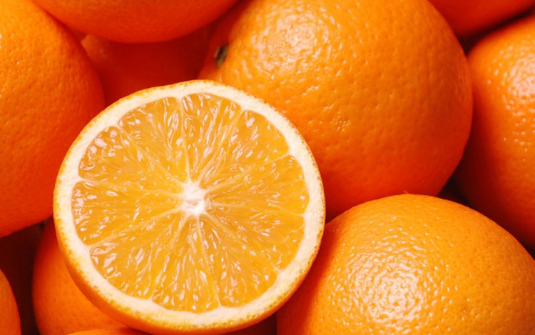 Theo Tạp chí Elle Việt Nam, trong cam ngoài chứa nhiều vitamin C, chúng còn chứa một loại axit nhẹ có khả năng bào mòn men răng, vết ố vàng, từ đó cho thấy việc ăn nhiều cam hay uống nhiều nước ép từ cam có thể giúp bạn làm trắng răng nhẹ nhàng mà vô cùng hiệu quả. Hơn thế nữa, trong cam còn chứa một loại enzym có khả năng loại bỏ các vết bẩn, mảng bám vi khuẩn gây nên tình trạng sâu răng, giúp răng bạn không những trắng sáng mà còn chắc khỏe hơn. Ảnh: internet. Theo Tạp chí Elle Việt Nam, trong cam ngoài chứa nhiều vitamin C, chúng còn chứa một loại axit nhẹ có khả năng bào mòn men răng, vết ố vàng, từ đó cho thấy việc ăn nhiều cam hay uống nhiều nước ép từ cam có thể giúp bạn làm trắng răng nhẹ nhàng mà vô cùng hiệu quả. Hơn thế nữa, trong cam còn chứa một loại enzym có khả năng loại bỏ các vết bẩn, mảng bám vi khuẩn gây nên tình trạng sâu răng, giúp răng bạn không những trắng sáng mà còn chắc khỏe hơn. Ảnh: internet.