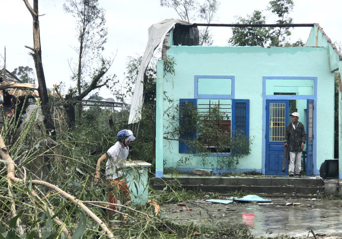 Tại Thừa Thiên - Huế, nhiều ngôi nhà ven biển bị tốc mái. Trong ảnh là một ngôi nhà bị tốc mái hoàn toàn, thiệt hại nặng do bão số 4 ở xã Vinh Xuân, huyện Phú Vang. Ảnh: VNE.