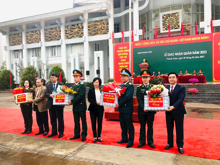 Lãnh đạo quận Thanh Xuân tặng quà các đơn vị nhận quân.