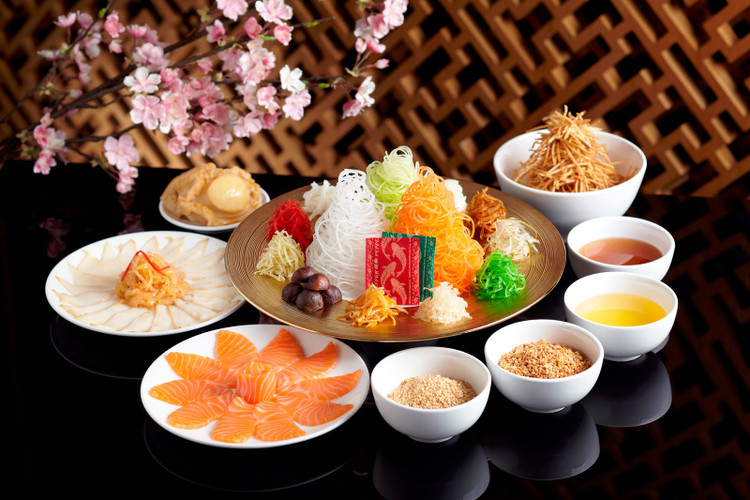 Trong bữa ăn đầu năm của Singapore và Malaysia đều có chung một món ăn truyền thống là Yu Sheng. Gỏi cá thường được dùng làm món khai vị để mang đến sự may mắn, giàu sang cho gia chủ - Ảnh:internet.