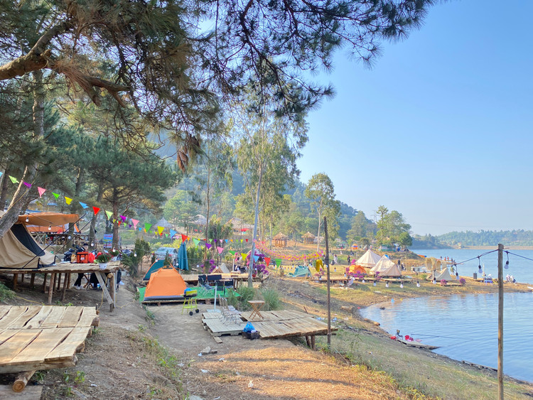 Đập hồ Đồng Đò nằm ở Minh Trí, Sóc Sơn, Hà Nội cách nội thành khoảng 45km. Hồ nằm ở vị trí tương đối đẹp ở giữa thung lũng. Hai bên hồ là đồi núi tương đối cao, xung quanh được phủ bởi rừng thông xanh. Hồ Đồng Đò tương đối lớn với chiều rộng lên tới 60 ha và chiều dài hơn 2km. Ảnh: T. Huy