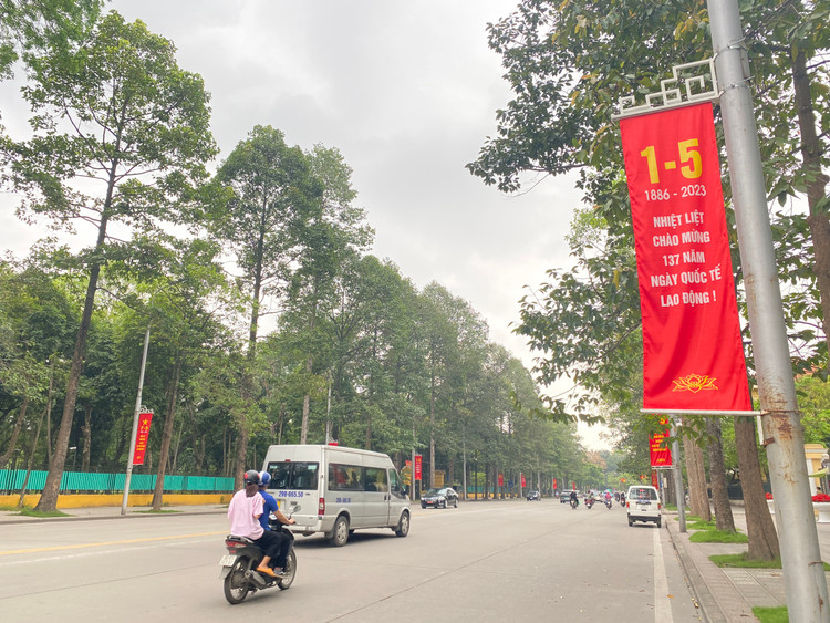 Trên các tuyến phố của Hà Nội như Đinh Tiên Hoàng, Điện Biên Phủ, Quang Trung, Giảng Võ, Lê Hồng Phong, Thanh Niên... đều rực rỡ sắc đỏ của màu cờ, băng rôn, khẩu hiệu, tranh cổ động, pano lớn... khiến phố phường thêm đẹp, sinh động hơn.