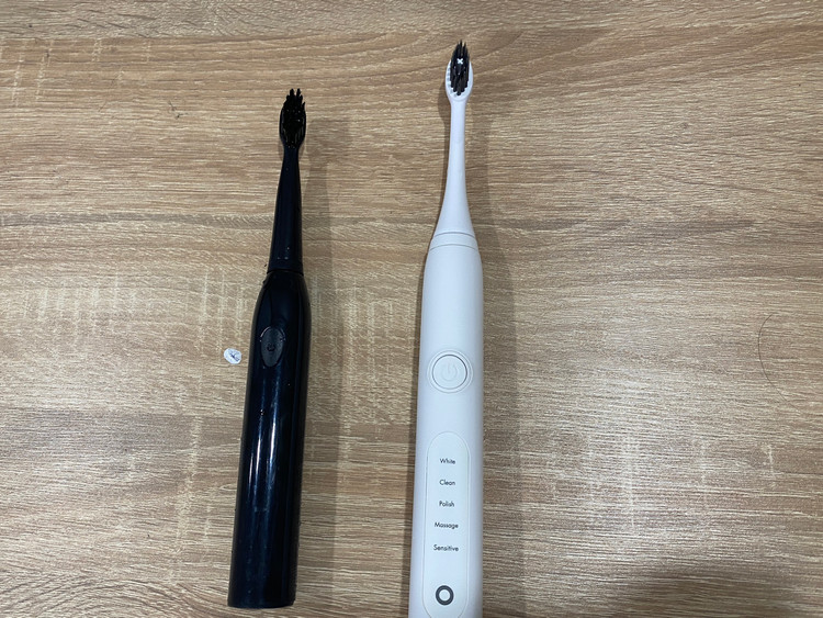 Bàn chải điện màu đen giá rẻ, mẫu bàn chải điện màu trắng chính hãng. Ảnh: T.Huy