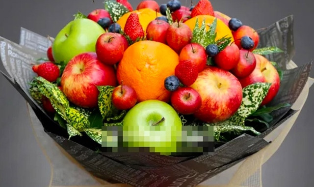 Giá của một bó hoa làm từ trái cây thường đắt hơn hoa tươi từ vài trăm nghìn đồng trở lên, vì khách hàng thường chọn những loại hoa quả nhập ngoại, vừa đẹp vừa chất lượng để bó hoa thêm phần bắt mắt.