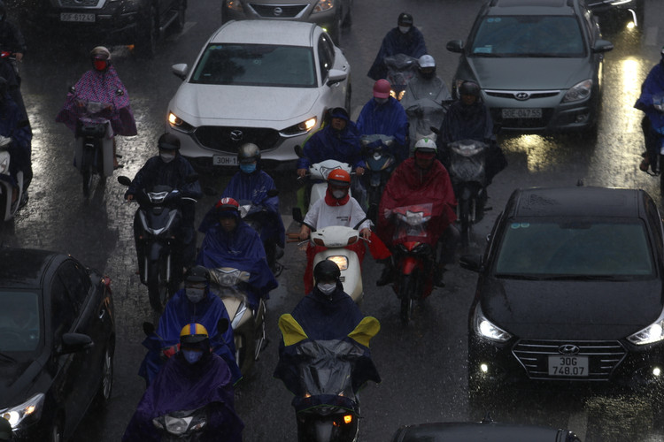 Do thời tiết khá tối, tầm nhìn bị ảnh hưởng của mưa lớn, nhiều phương tiện phải bật đèn pha và đèn chiếu hậu để cảnh báo.