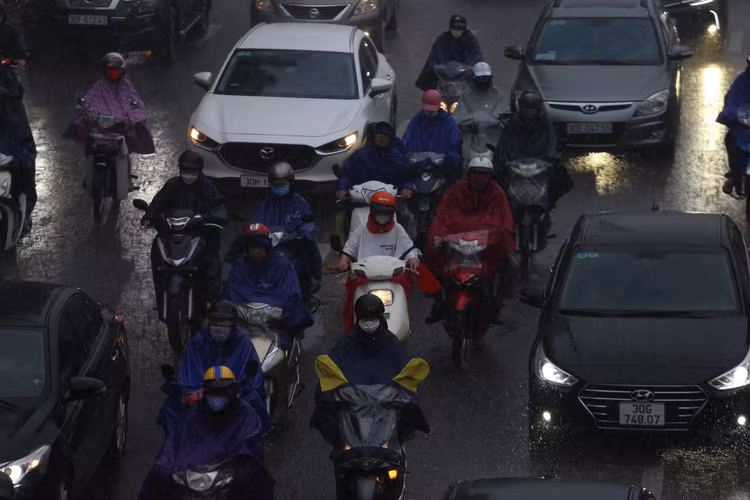 Do thời tiết khá tối, tầm nhìn bị ảnh hưởng của mưa lớn, nhiều phương tiện phải bật đèn pha và đèn chiếu hậu để cảnh báo.