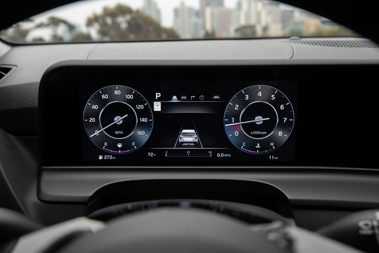 Hai màn hình kích thước 10,25 inch tạo ra sự hiện đại và là điểm nhấn ở táp lô.