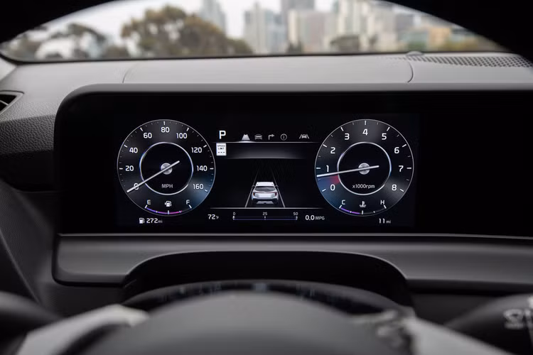 Hai màn hình kích thước 10,25 inch tạo ra sự hiện đại và là điểm nhấn ở táp lô.