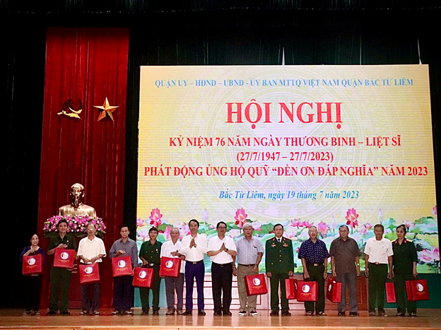 Lãnh đạo QU-UBND Quận tặng quà cho người có công, gia đình người có công tiêu biểu nhân dịp ngày 27/7/2023. Lãnh đạo QU-UBND Quận tặng quà cho người có công, gia đình người có công tiêu biểu nhân dịp ngày 27/7/2023.