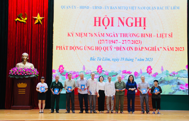 Lãnh đạo quận Bắc Từ Liêm tặng sổ tiết kiệm tình nghĩa cho người có công, gia đình người có công tiêu biểu nhân dịp ngày 27/7/2023. Lãnh đạo quận Bắc Từ Liêm tặng sổ tiết kiệm tình nghĩa cho người có công, gia đình người có công tiêu biểu nhân dịp ngày 27/7/2023.