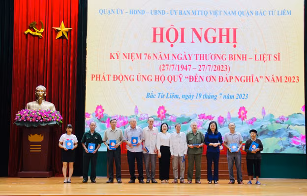 Lãnh đạo quận Bắc Từ Liêm tặng sổ tiết kiệm tình nghĩa cho người có công, gia đình người có công tiêu biểu nhân dịp ngày 27/7/2023.