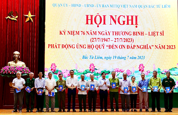 Lãnh đạo QU-UBND Quận tặng sổ tiết kiệm, quà cho cán bộ lão thành, thương bệnh binh, gia đình chính sách nhân dịp ngày 27/7/2023. Lãnh đạo QU-UBND Quận tặng sổ tiết kiệm, quà cho cán bộ lão thành, thương bệnh binh, gia đình chính sách nhân dịp ngày 27/7/2023.