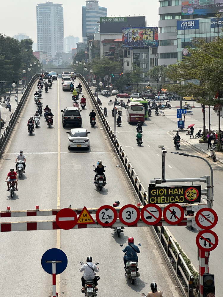 Cầu vượt Thái Hà - Chùa Bộc (quận Đống Đa, Hà Nội) đang được lắp thí điểm biển cảnh báo giao thông điện tử thông minh.