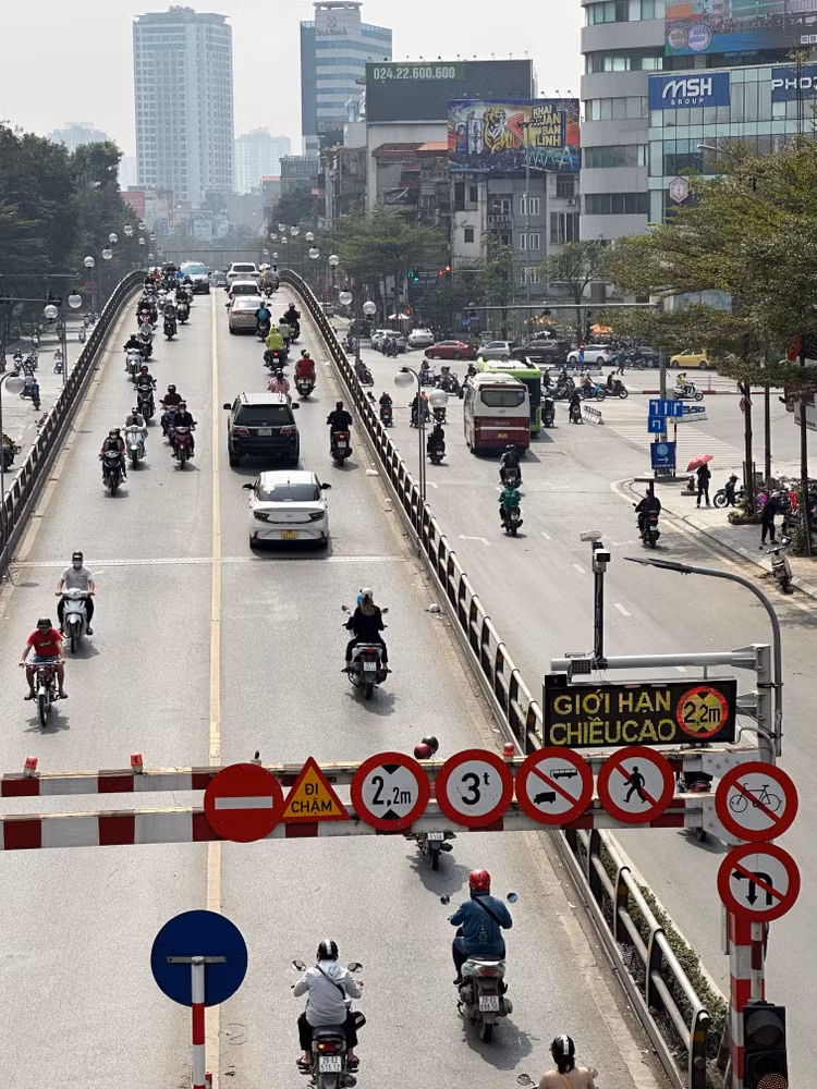 Cầu vượt Thái Hà - Chùa Bộc (quận Đống Đa, Hà Nội) đang được lắp thí điểm biển cảnh báo giao thông điện tử thông minh.