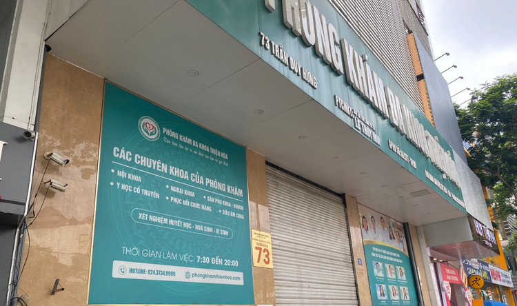 Trước đó, sau khi kiểm tra và phát hiện hàng loạt sai phạm, Thanh tra Sở Y tế Hà Nội ra quyết định xử phạt vi phạm hành chính 122 triệu đồng đối với Công ty cổ phần Đầu tư Tân Thiên Hòa và đình chỉ hoạt động của phòng khám đa khoa Thiện Hòa trực thuộc công ty (địa chỉ tại 73 đường Trần Duy Hưng, phường Trung Hòa, quận Cầu Giấy). Ảnh: T.Huy