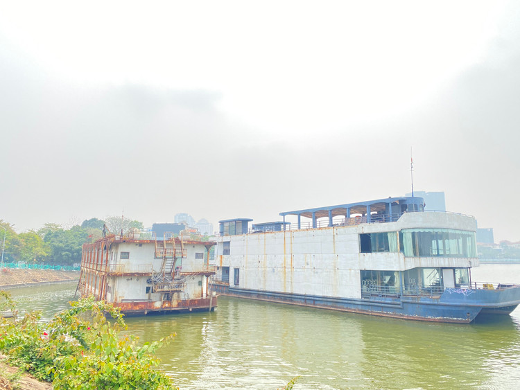 2 du thuyền Nàng Tiên Cá và Taboo đã xuống cấp trầm trọng nhưng đến nay vẫn chưa được di dời ra khỏi Hồ Tây.