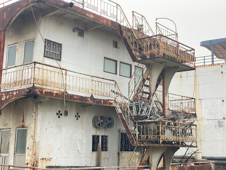 Từng là điểm ăn chơi có tiếng, giờ đây các du thuyền chỉ còn lại phần thân tàu hoen gỉ gây mất mỹ quan đô thị thắng cảnh Hồ Tây.