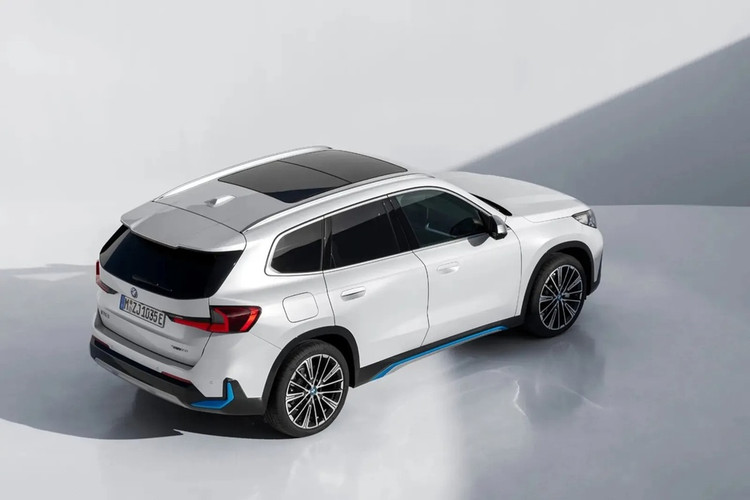 Sau mẫu sedan đầu bảng BMW i7, BMW sẽ bán ra mẫu iX1 trong năm 2023, với giá bán từ 62.530 USD ở Anh và 82.900 USD ở Mỹ. Đây là mẫu xe thay thế cho i3 trong nhóm xe điện cấp thấp của hãng xe Đức. Phiên bản động cơ điện kép xDrive30 có công suất 313 mã lực, tầm hoạt động 437 km nhờ gói pin 64,7 kWh, thời gian sạc 10-80% dưới 30 phút. Ảnh: Wired